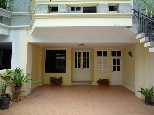   Townhouse for rent  Sukhumvit 23 images 1