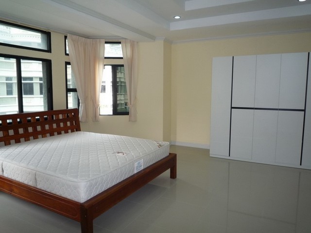   Townhouse for rent  Sukhumvit 23 images 2