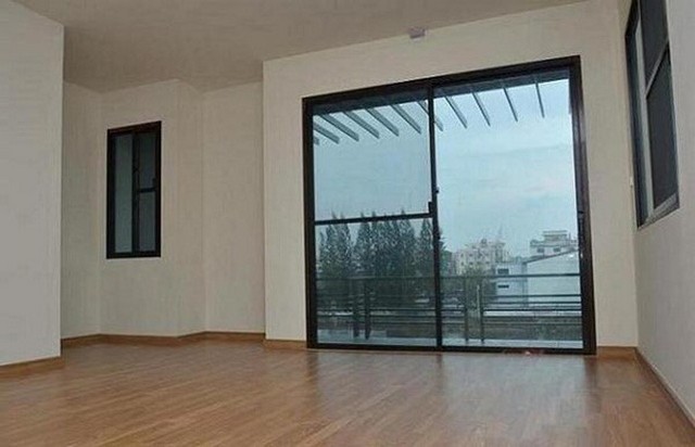ทาวน์โฮมให้เช่า 3 ชั้น สไตล์โมเดิร์นย่านรามอินทรา